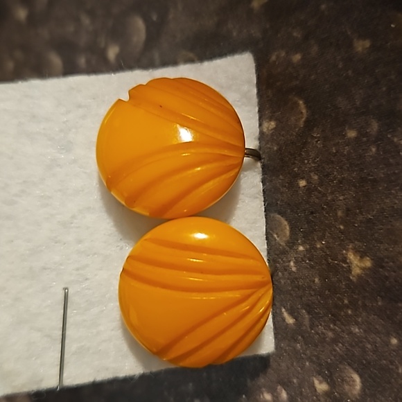 Vintage Butterscotch Bakelite Carved Screwback Earrings. - Picture 2 of 3